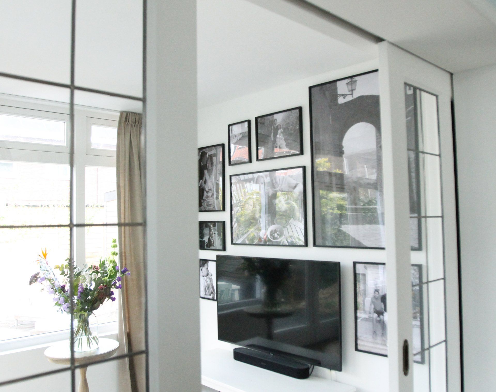 jaren 30 woning gallery wall om tv
