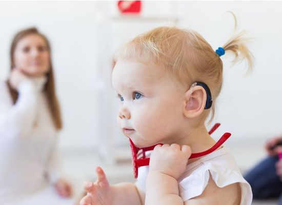 Bambina fa esame alle orecchie