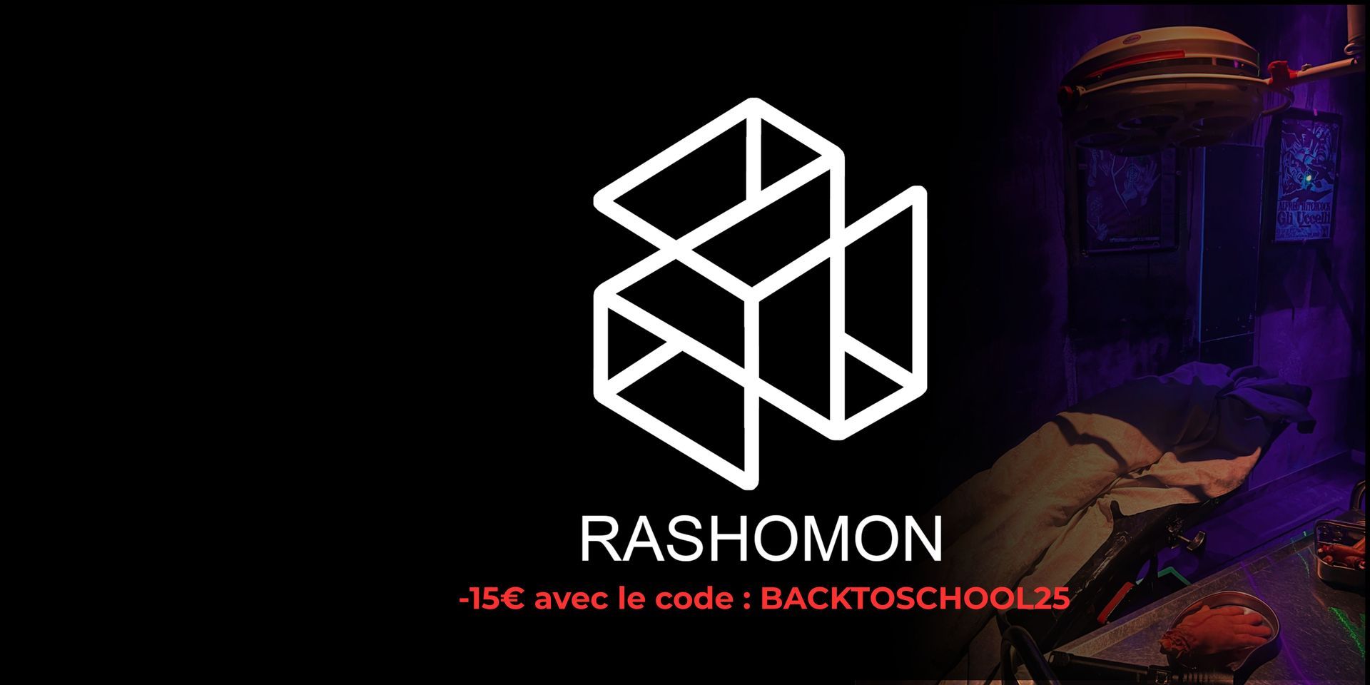 Logo géométrique blanc sur fond noir, texte « RASHOMON » et code de réduction. Pièce faiblement éclairée en arrière-plan.