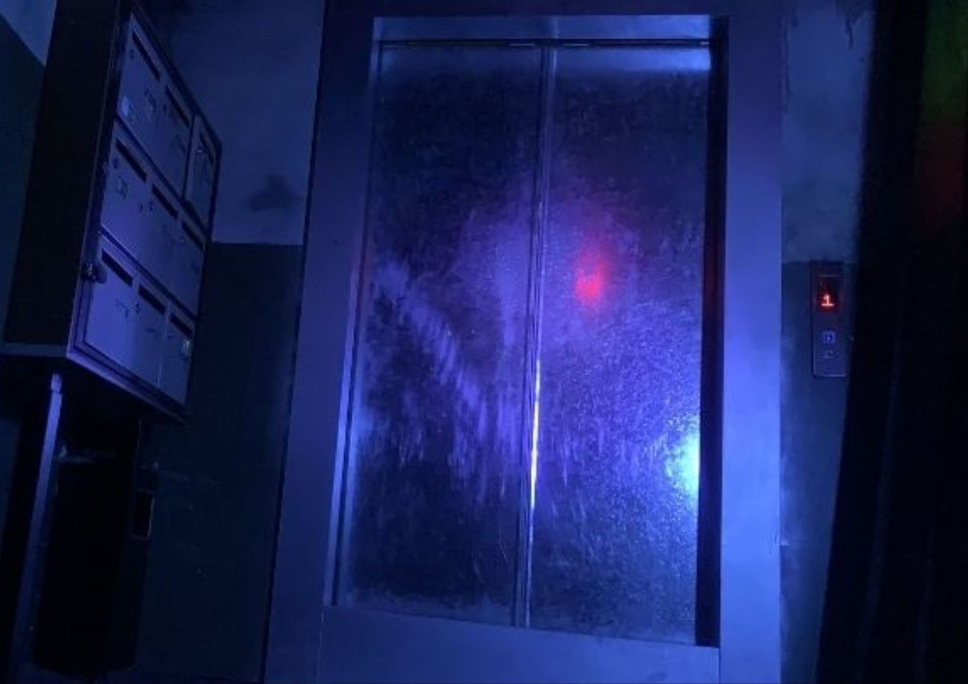 Équipe résolvant l’escape game Ascenseur claustrophobique chez Rashomon Escape Paris