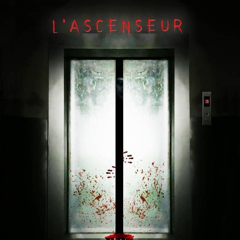 Un ascenseur ensanglanté, surmonté du mot « L'ASCENSEUR ». Les portes sont couvertes d'éclaboussures de sang.