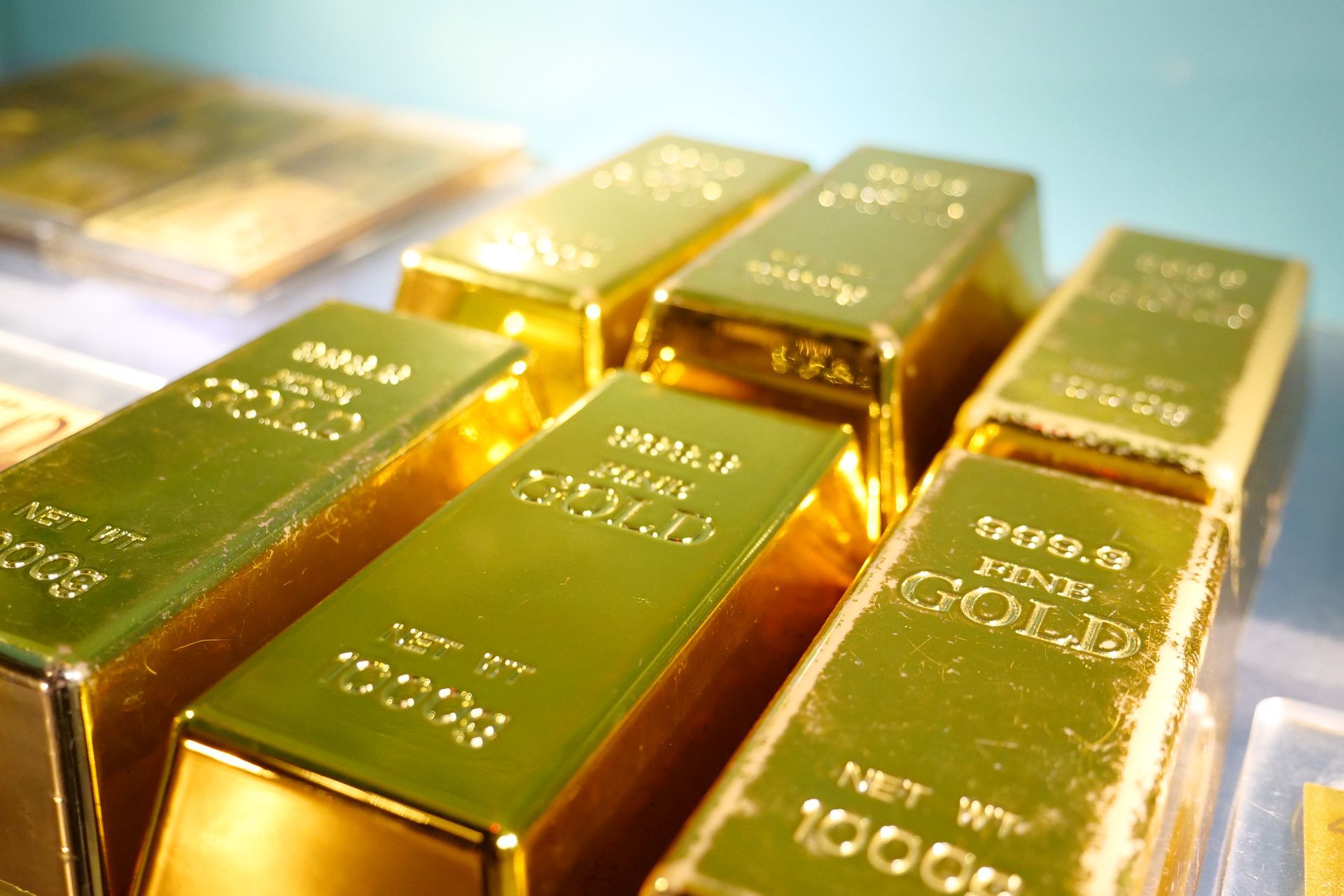 Un tas de lingots d'or empilés les uns sur les autres