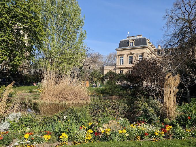 Jardin paisible Square du Temple : détente et histoire des Templiers à République