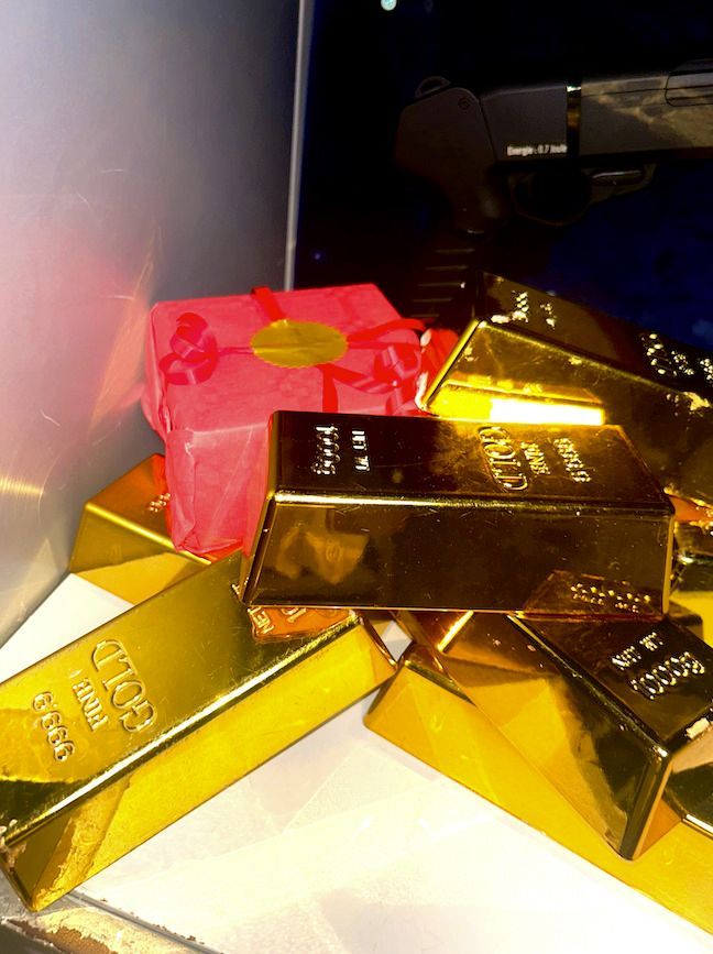 Une pile de lingots d'or avec le mot or dessus