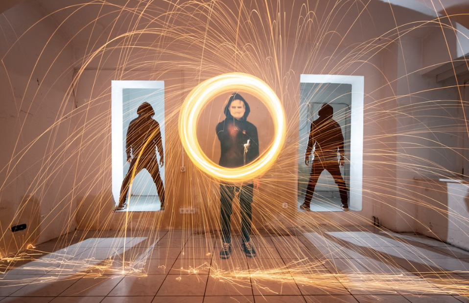 Personne debout dans un cercle lumineux d'étincelles