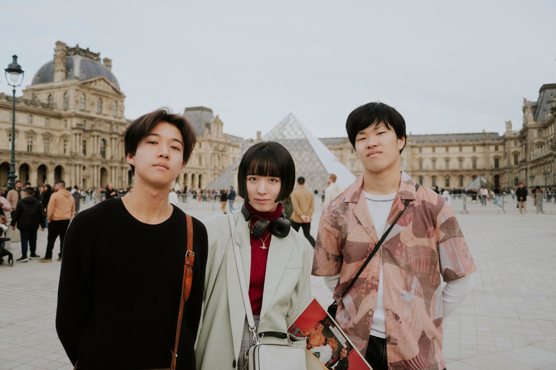 Groupe d'amis souriants dans une rue de Paris à l'automne