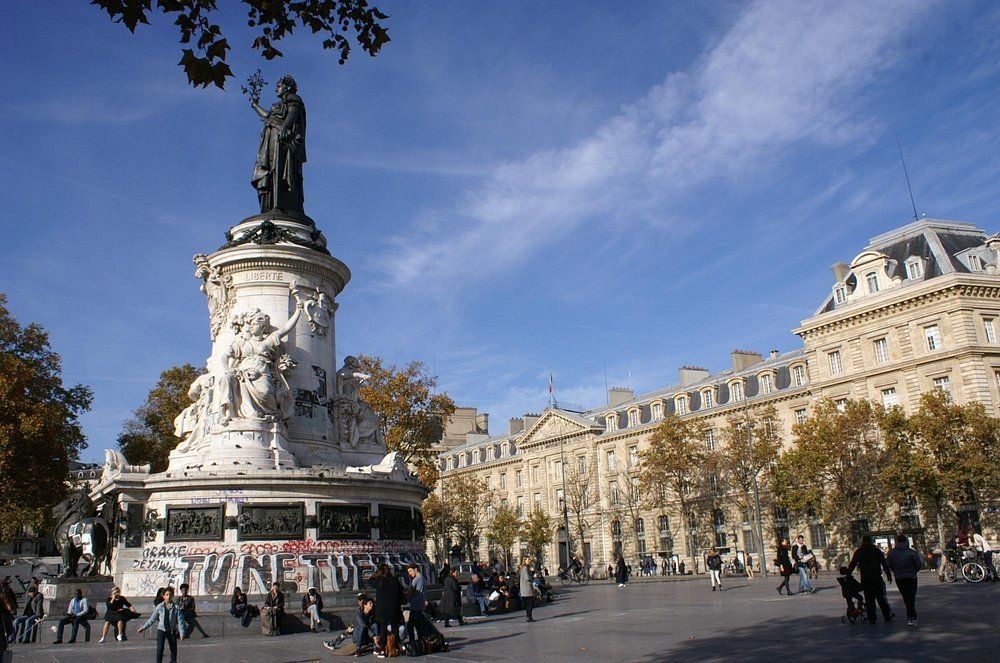 Place de la République Paris avec statue monumentale et ambiance animée près des escape games