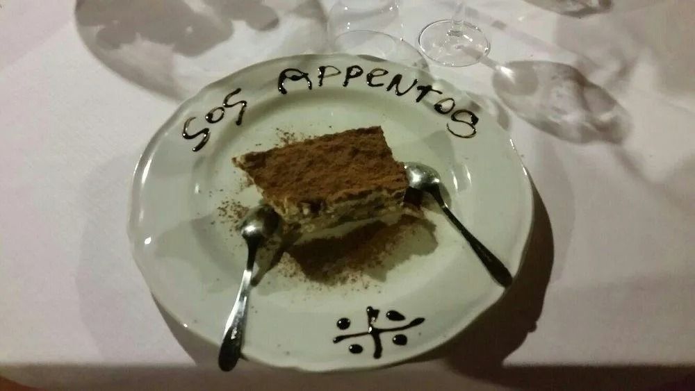 Dessert servito su un piatto bianco con la scritta