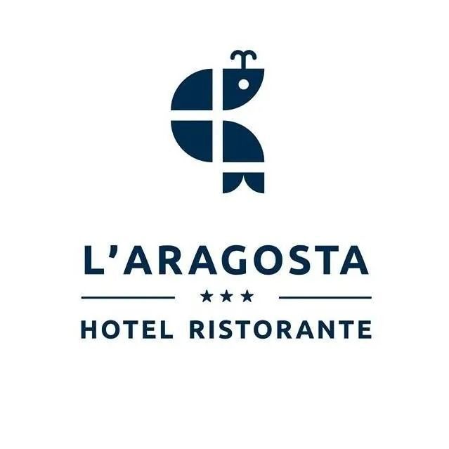 Logo per L'Aragosta Hotel Ristorante, con un'aragosta stilizzata blu scuro e testo sottostante su sfondo bianco.