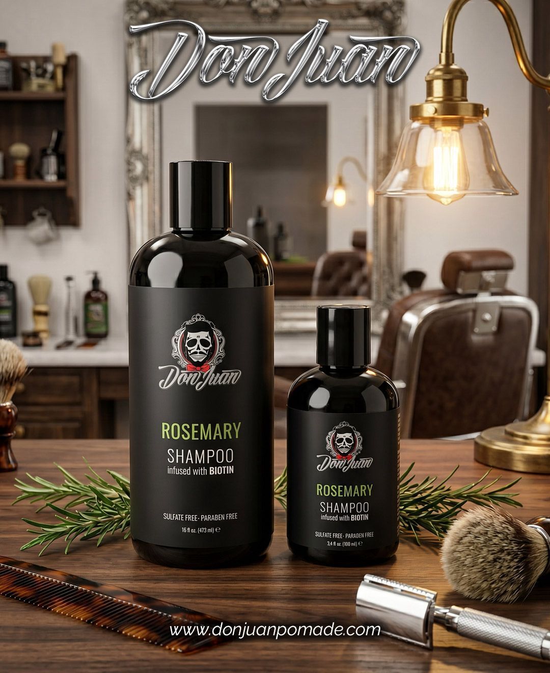 Dos botellas negras de productos de aseo personal sobre el mostrador de una barbería, con cepillo, maquinilla de afeitar y luz cálida de una lámpara.