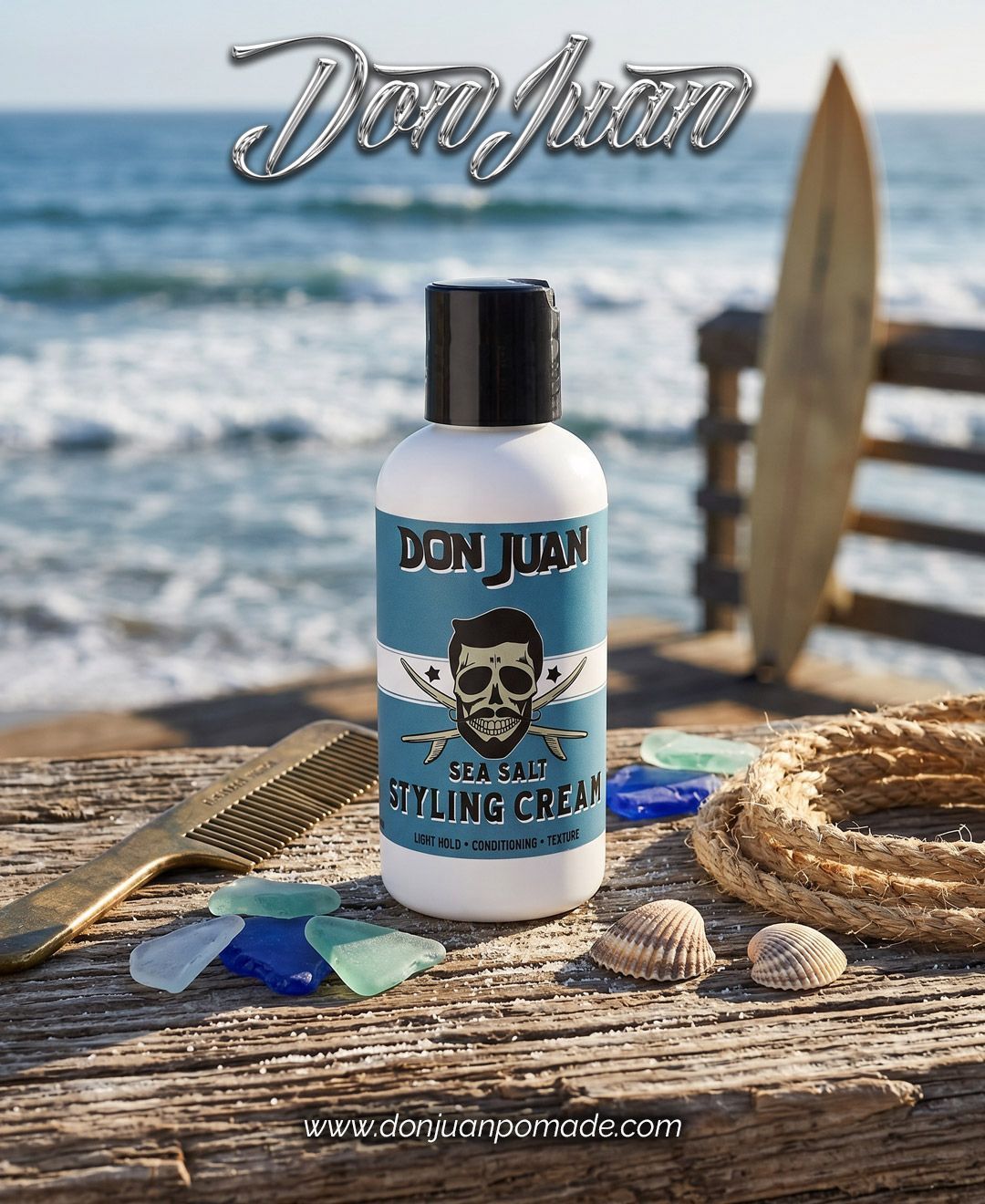 Botella de gel de ducha Don Juan en una playa con tabla de surf y conchas marinas, con el océano de fondo.