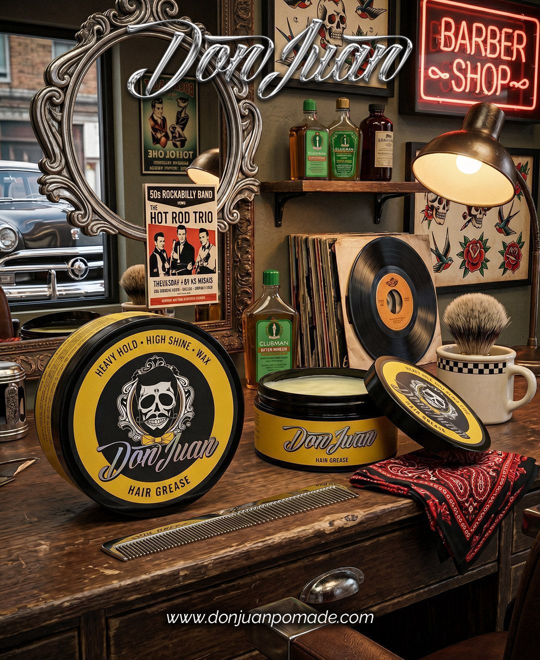 Exhibición de barbería vintage con latas de pomada, productos de aseo personal, letrero con forma de poste de barbero y una lámpara de escritorio encendida.