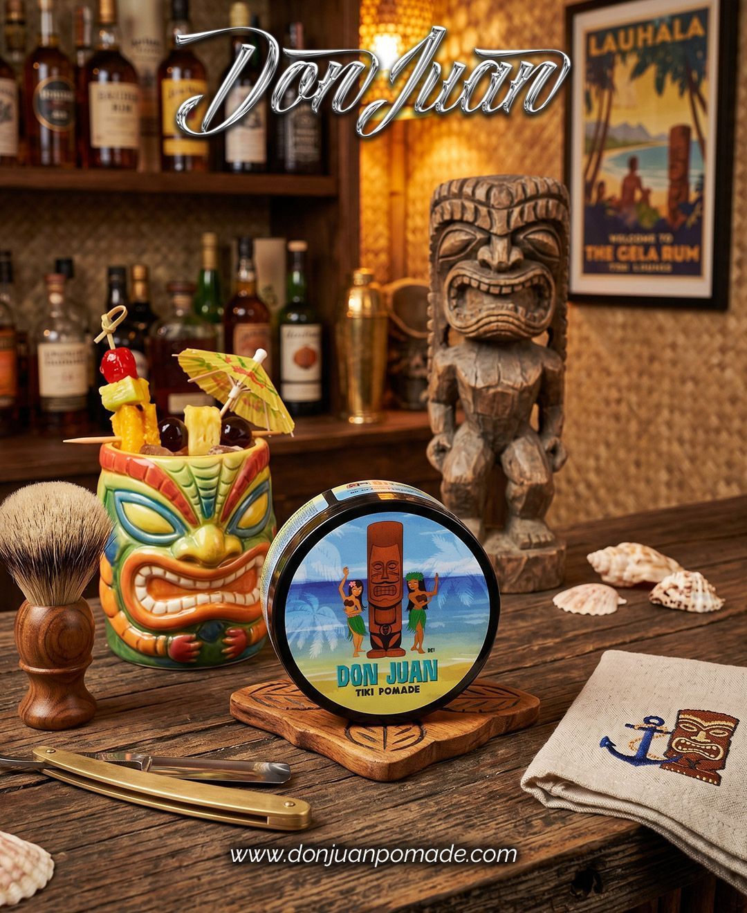 Estantería de bar tiki con tazas tiki, máscaras talladas y un colorido letrero tropical sobre una estera tejida.