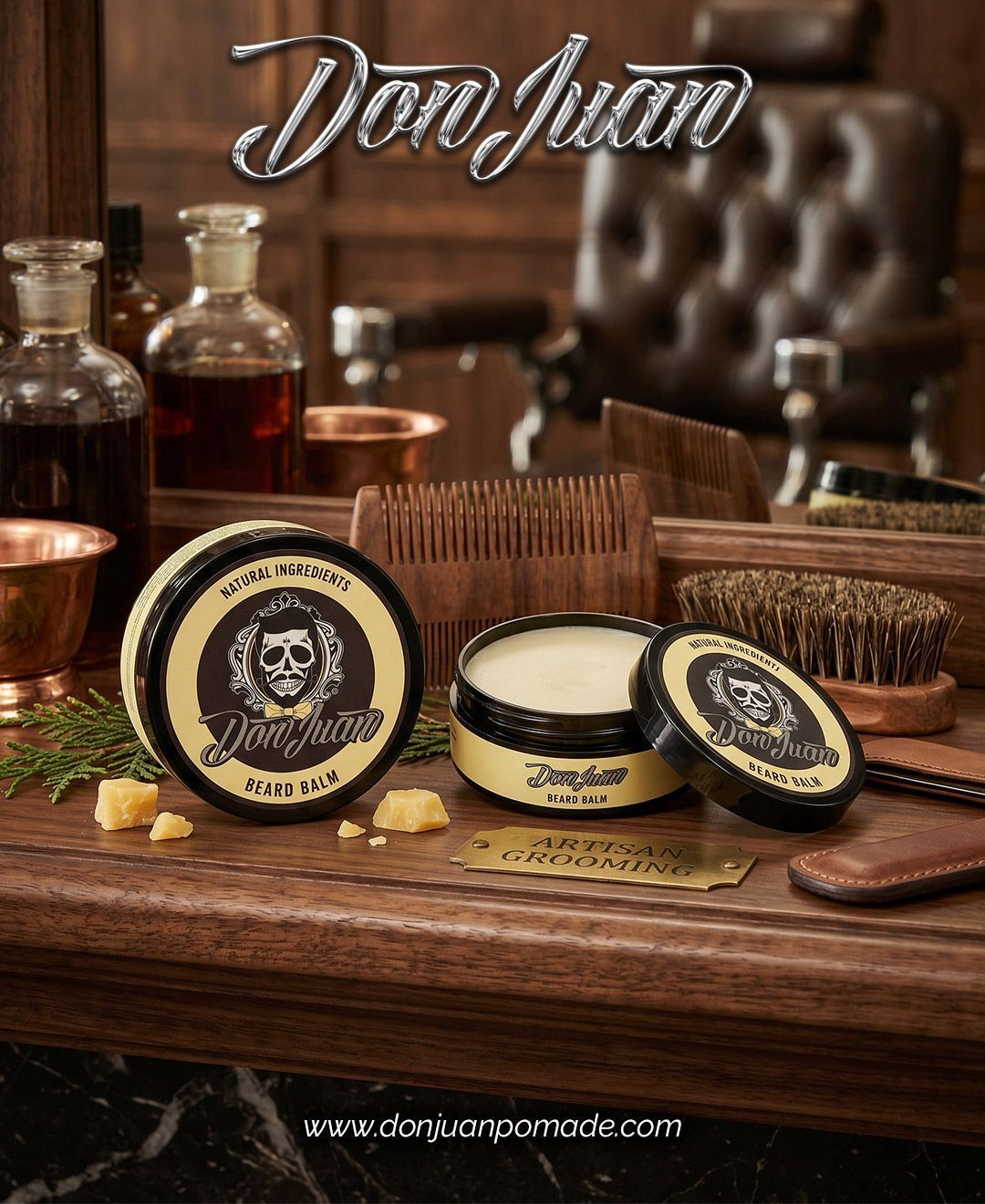 Latas de pomada y cepillos para el aseo de perros de Dog Jun sobre una mesa de madera en una barbería de estilo antiguo.