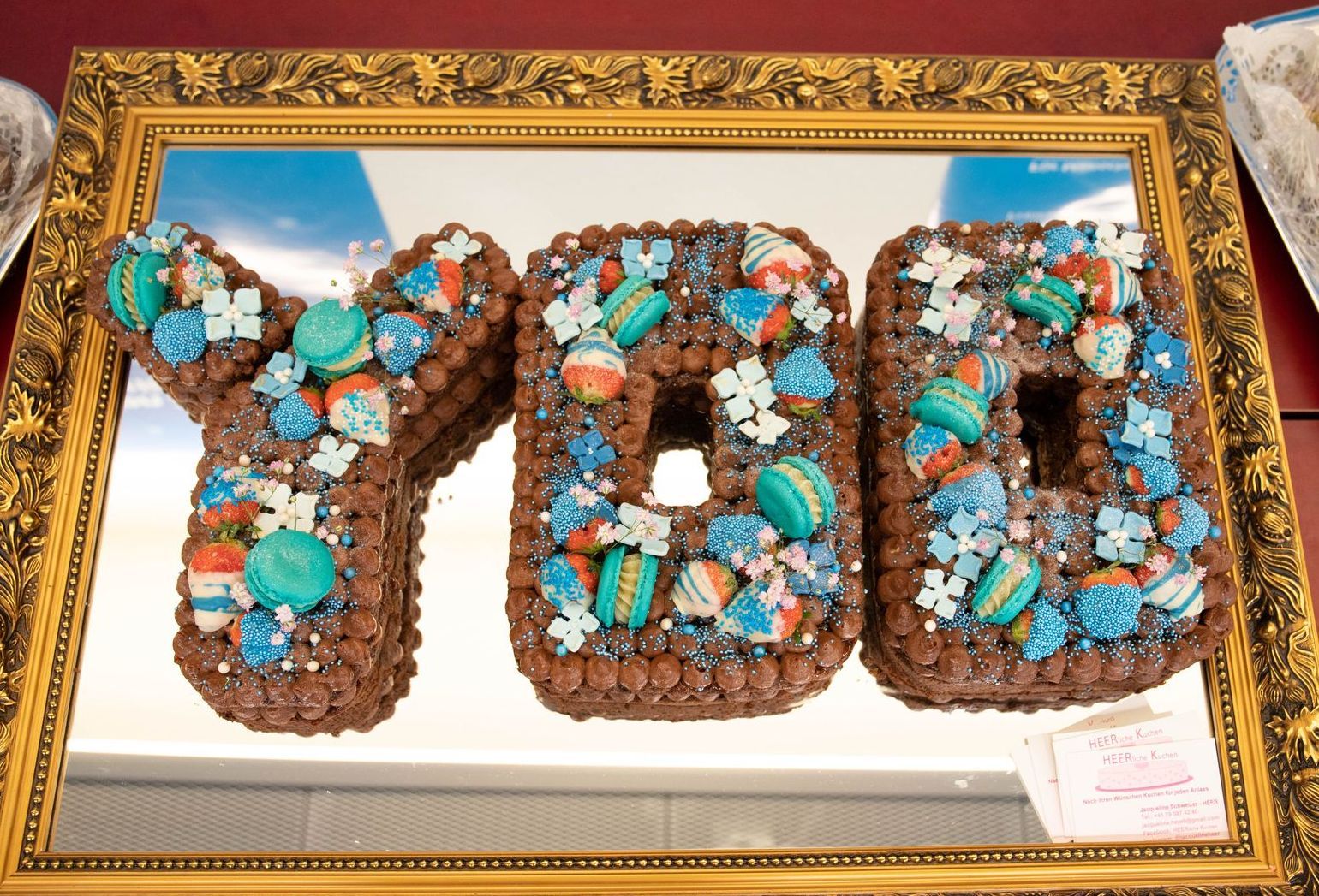 Grosse Torte in Logo-Form 