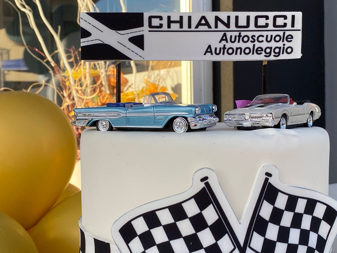 esterni autosalone con auto d'epoca in vetrina