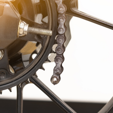 Een close-up van een ketting op een fietswiel
