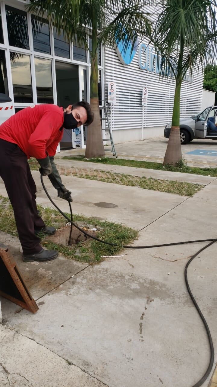 Foto: trabalhador da Goiânia Desentupidora