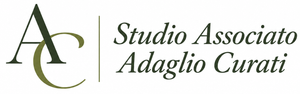 Logo dello Studio Associato Adaglio Curati con monogramma AC verde e testo grigio corsivo su sfondo bianco.