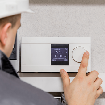 Man setting ambiental temperature
