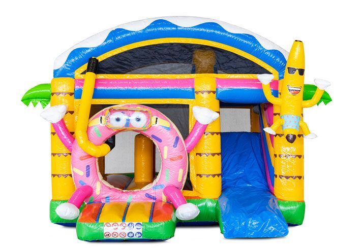 Kleurrijk opblaasbaar springkussen met glijbaan en ingang met cartoonclown, in de kleuren roze, geel, blauw en groen.