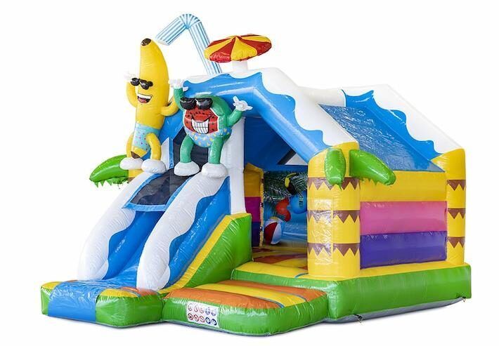 Kleurrijk opblaasbaar springkussen met glijbaan, cartoonbanaanfiguur en parapluversieringen.