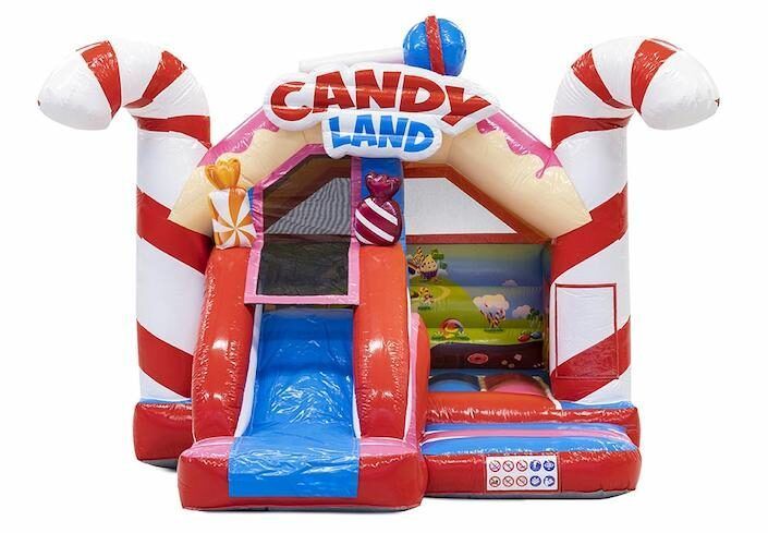 Een opblaasbaar springkussen in Candy Land-thema, rood, wit en roze, met glijbanen en pilaren in de vorm van zuurstokken.