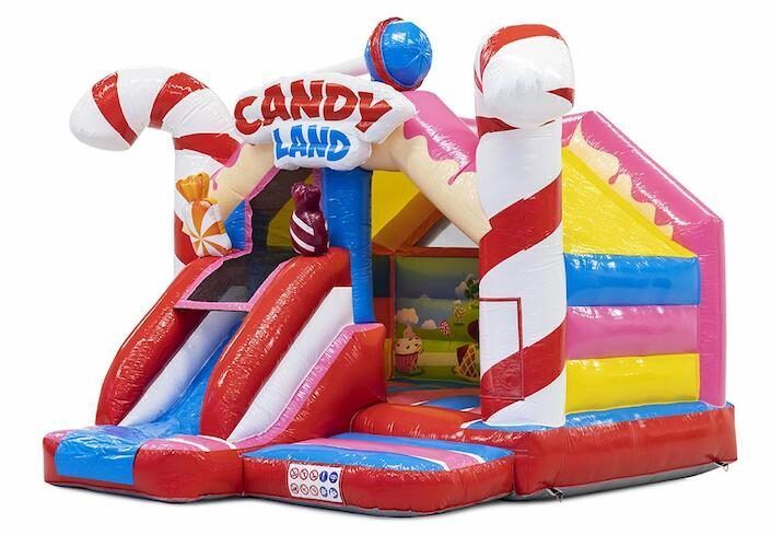 Een opblaasbaar springkussen in Candy Land-thema, rood, wit en roze, met glijbanen en pilaren in de vorm van zuurstokken.