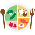 Piatto sano con verdure, frutta, cereali e proteine, con cucchiaio e forchetta.