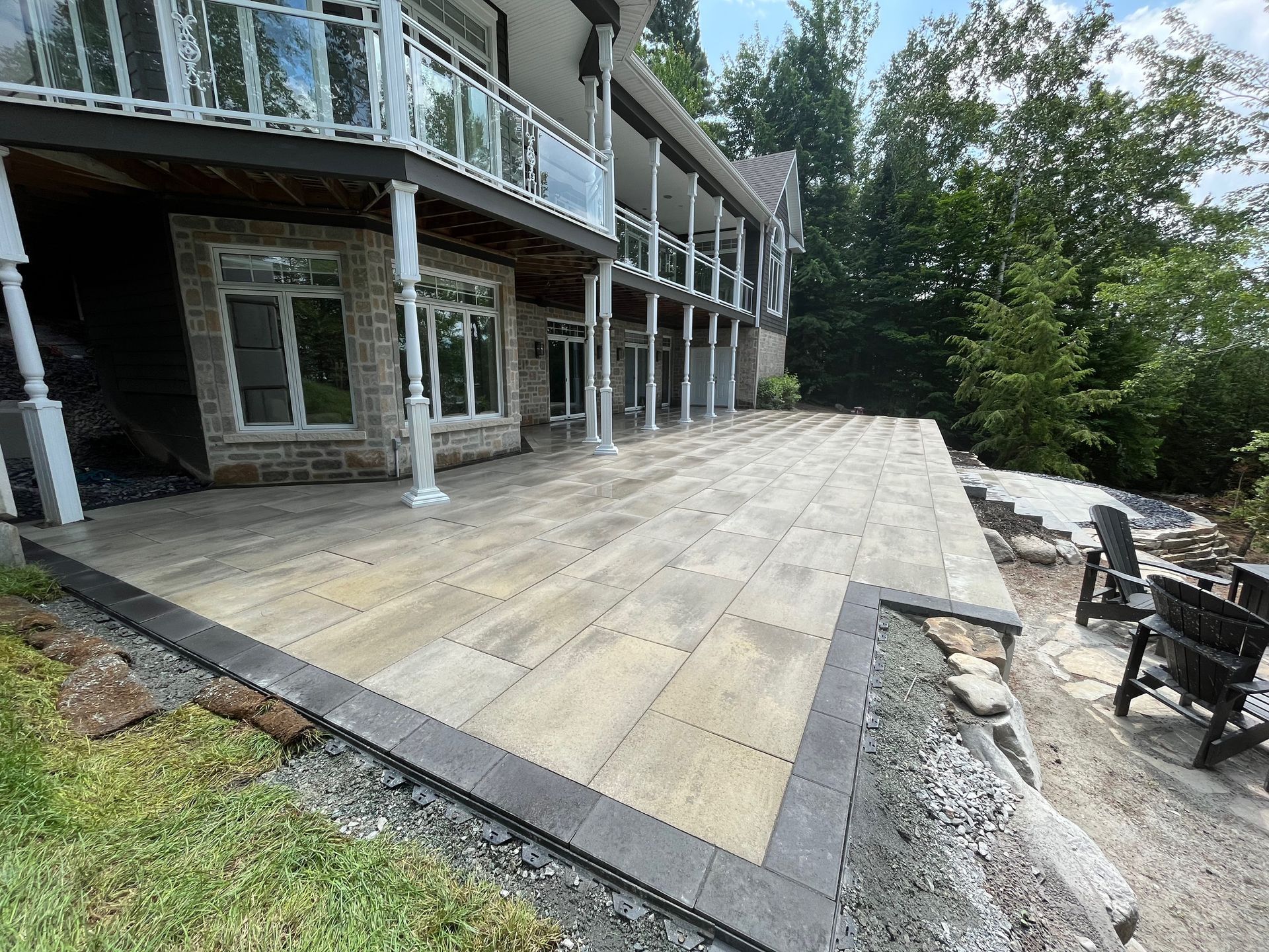 Une grande maison avec un grand patio devant.