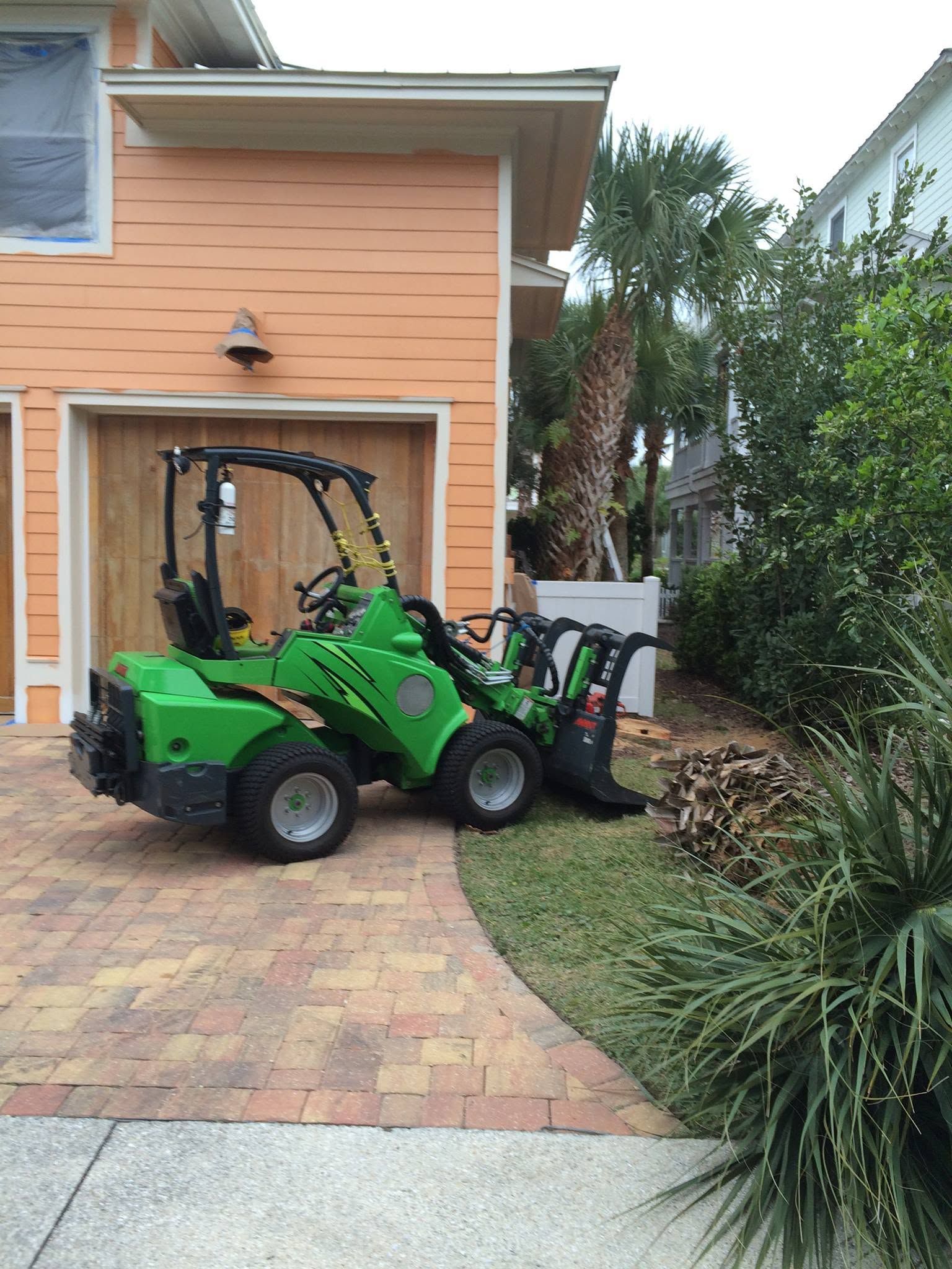 Avant 420 compact articulating loader used by Jeff Mobley Tree Service