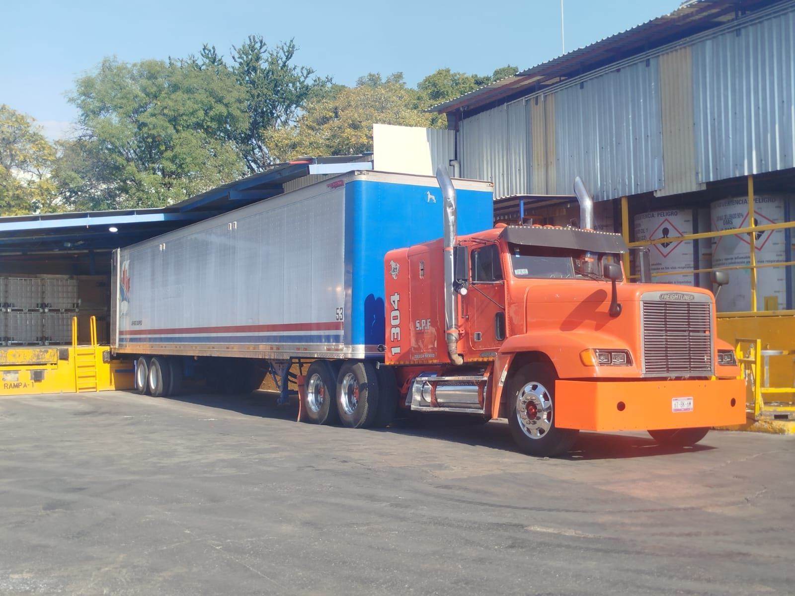 cajas y mobiliario resguardados en almacén