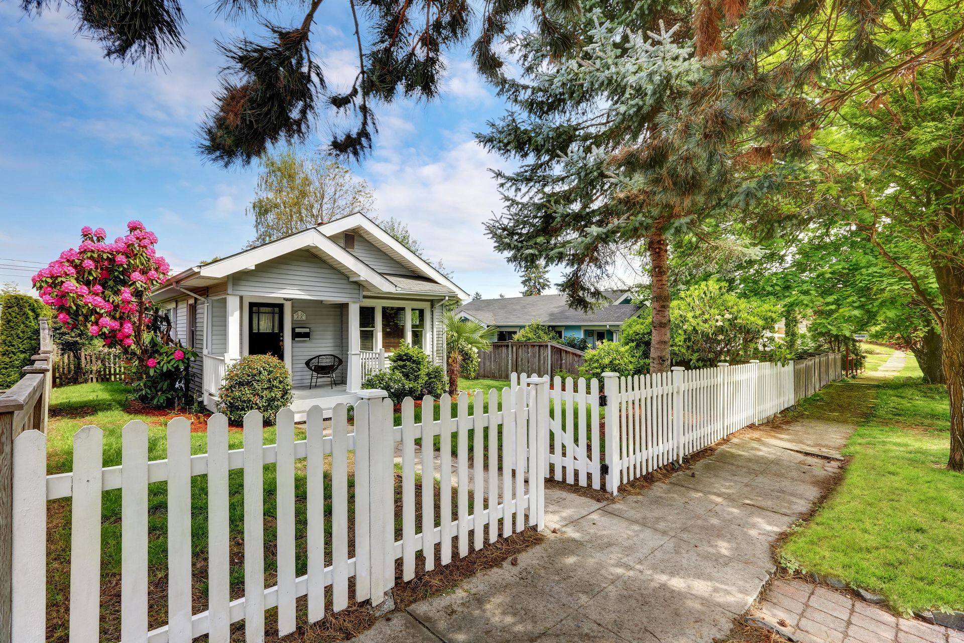 cute craftsman home exterior picket fence