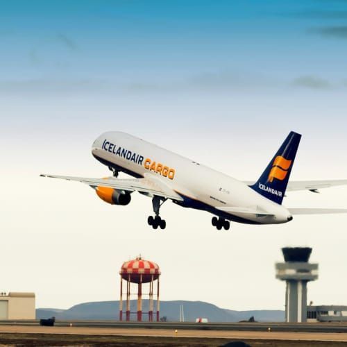Þota Icelandair Cargo tekur á loft yfir flugbrautina í rökkrinu