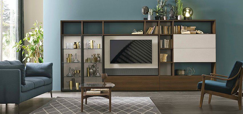 Un soggiorno con divano, sedia, tavolino e televisione.