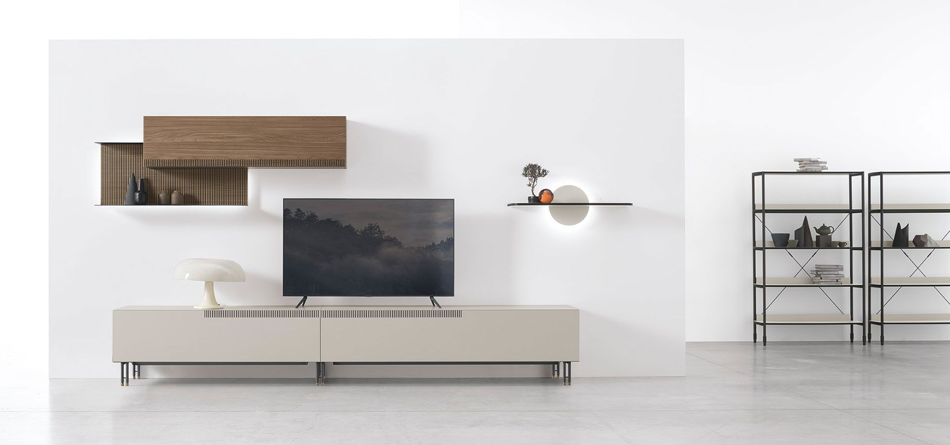Un soggiorno con una TV a schermo piatto su un mobile porta TV bianco.
