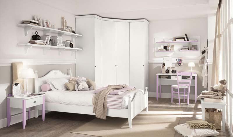 Una camera da letto con letto, scrivania, comodino e armadio.