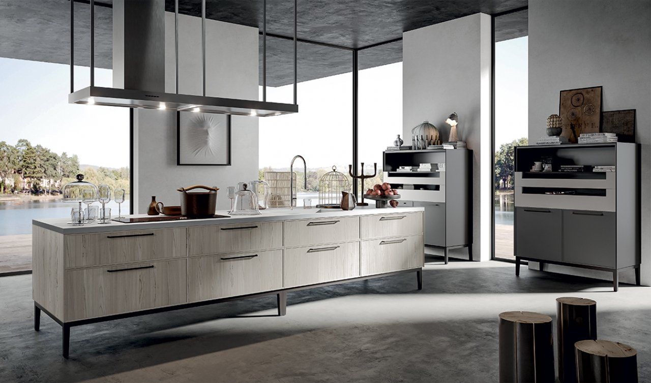 Una cucina con molti mobili e un piano cottura con forno