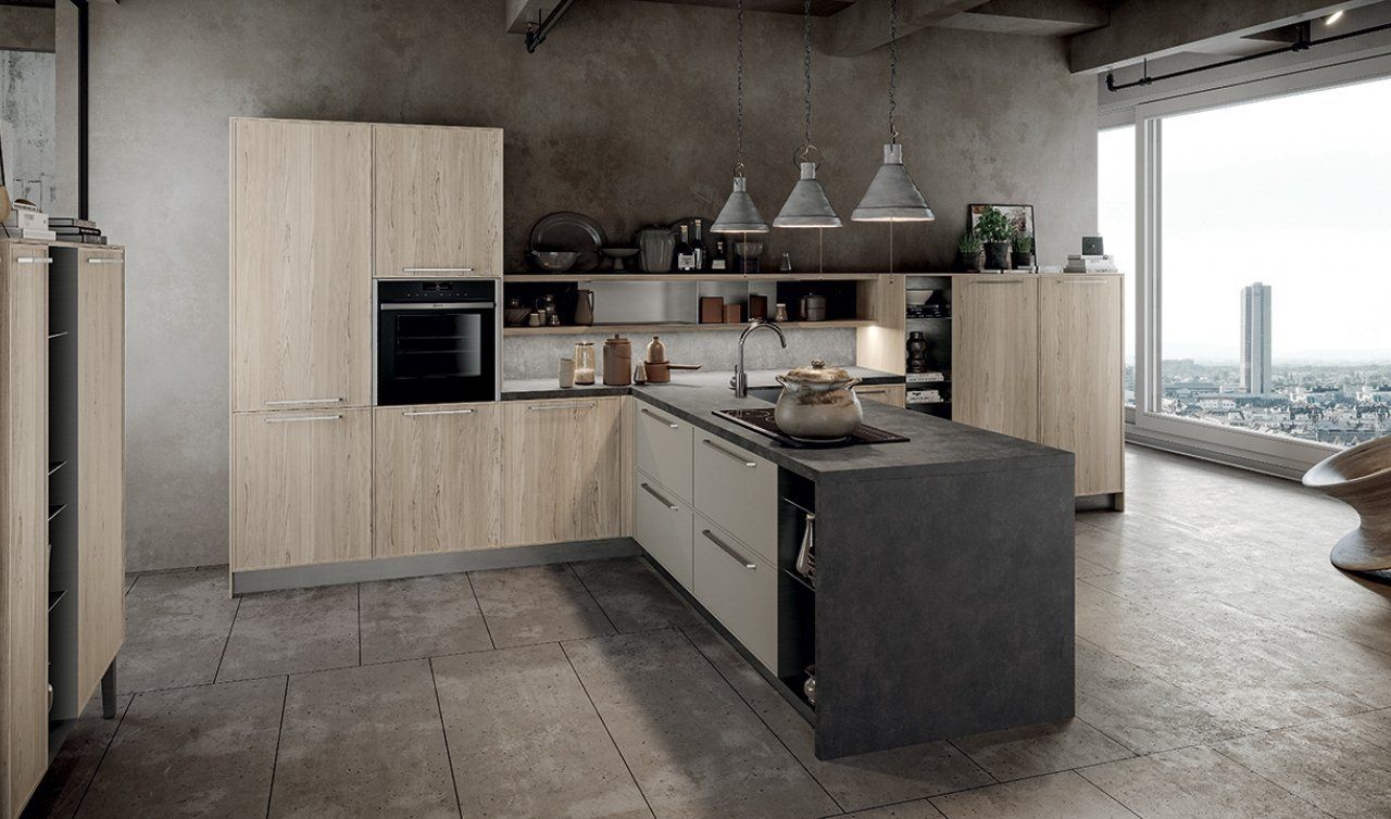 Una cucina con mobili in legno e una grande isola al centro.