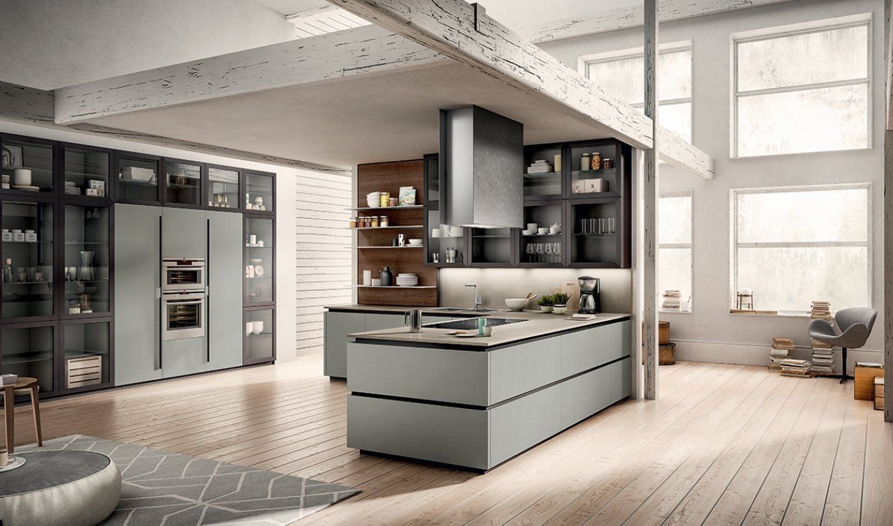 Una cucina con una grande isola al centro della stanza.