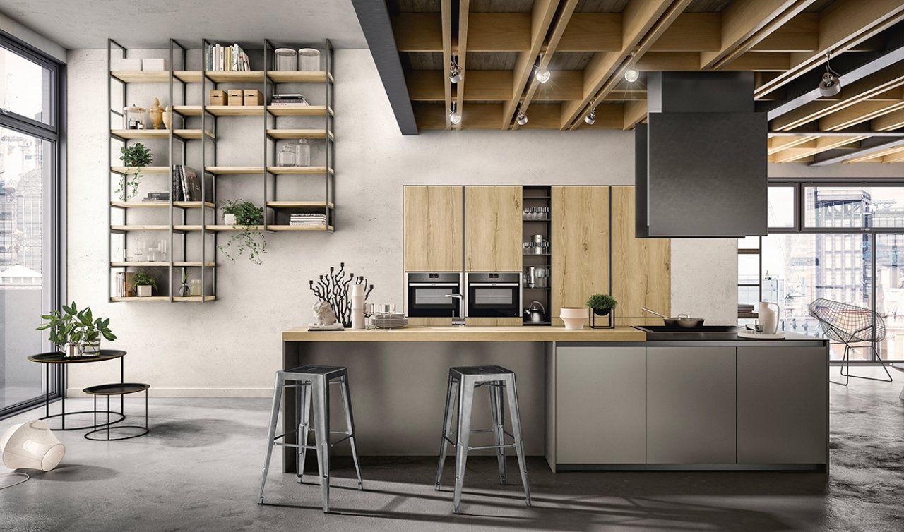 Una cucina moderna con mobili in legno e sgabelli