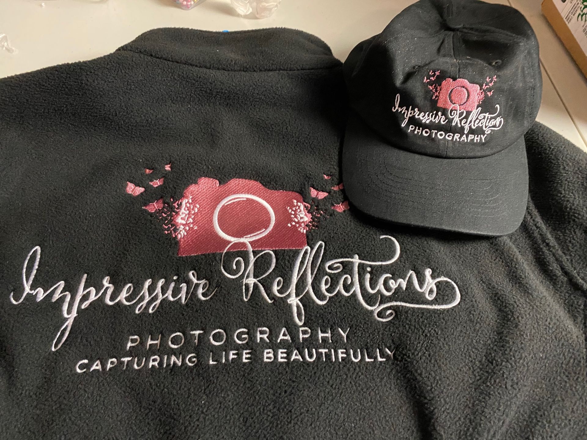 A black jacket and baseball cap for impressive reflections photography