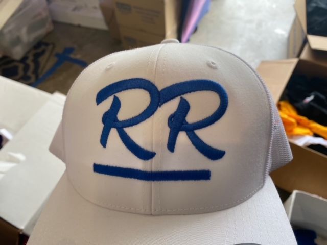 A white hat with the letter rr on it