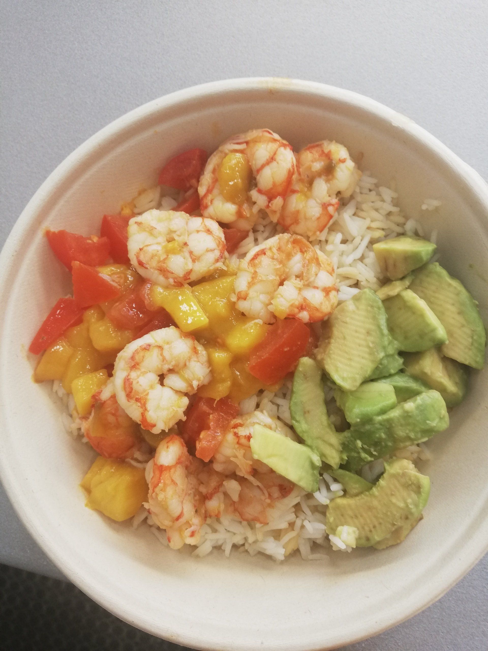 piatto di avocado con peperoni