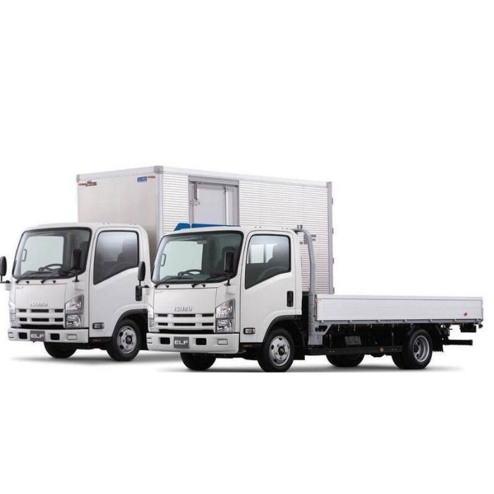 Dos camiones Isuzu blancos con diferentes plataformas de carga sobre un fondo blanco.