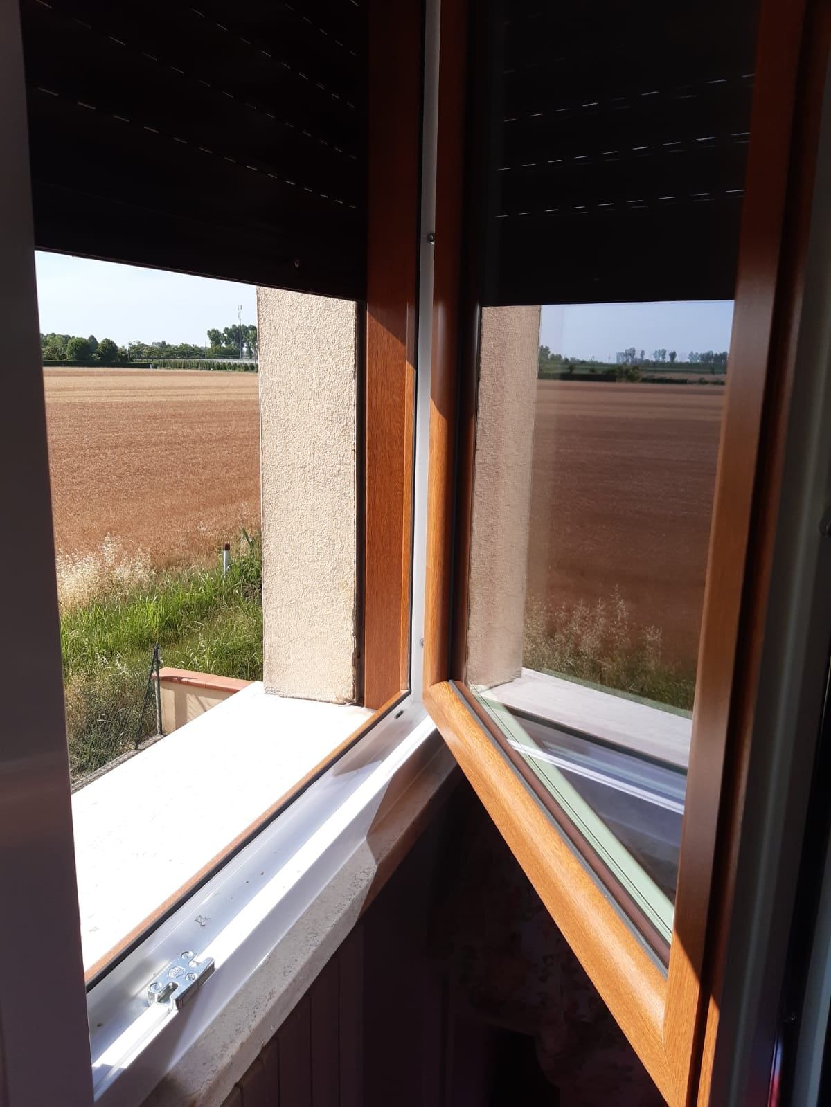 finestra aperta in legno alluminio