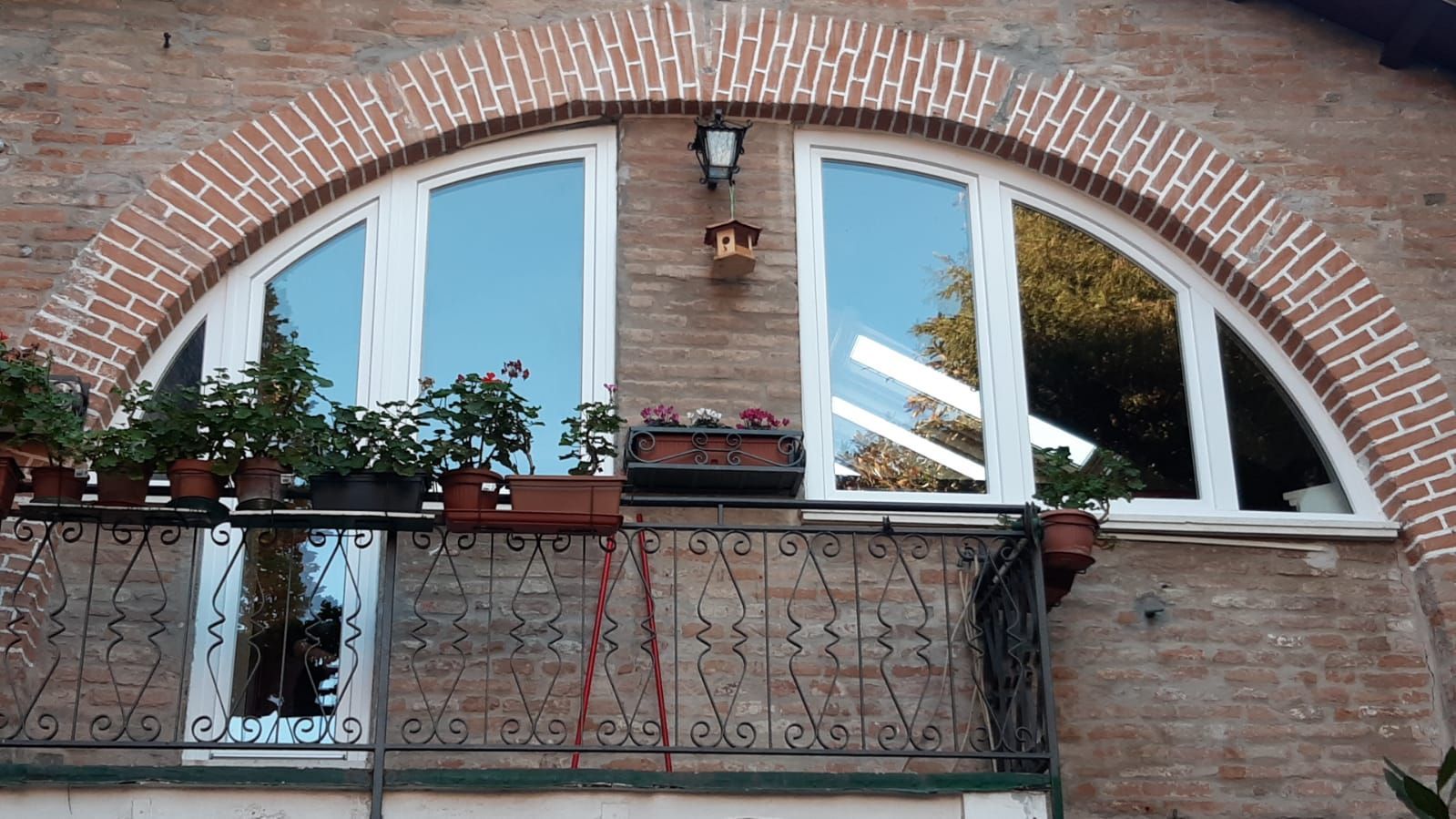 finestra ad arco in pietra