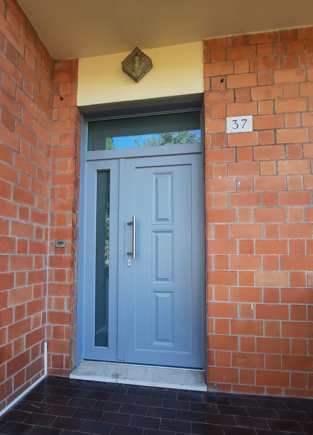 porta di ingresso azzurra