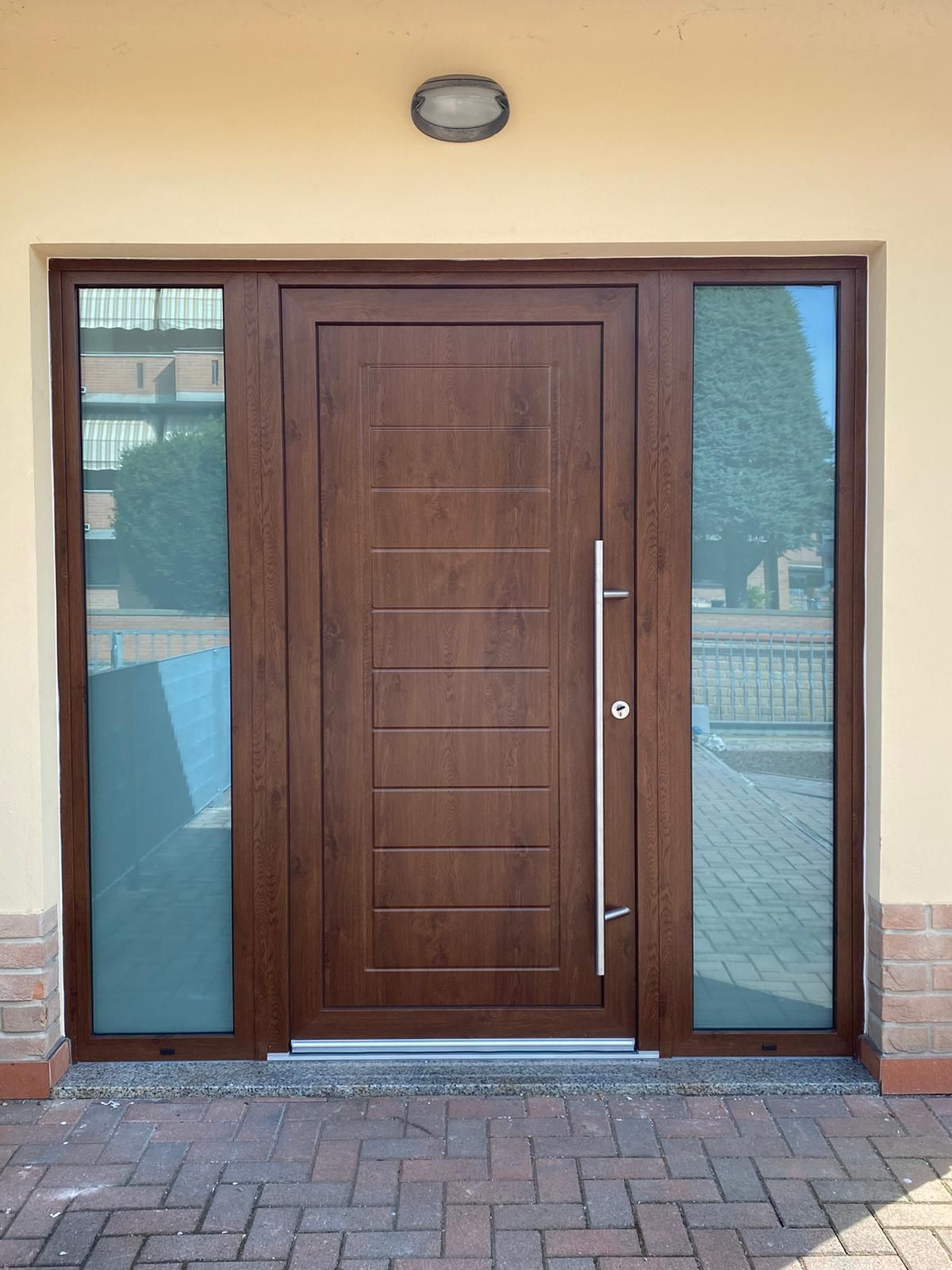 porta di ingresso in legno scuro