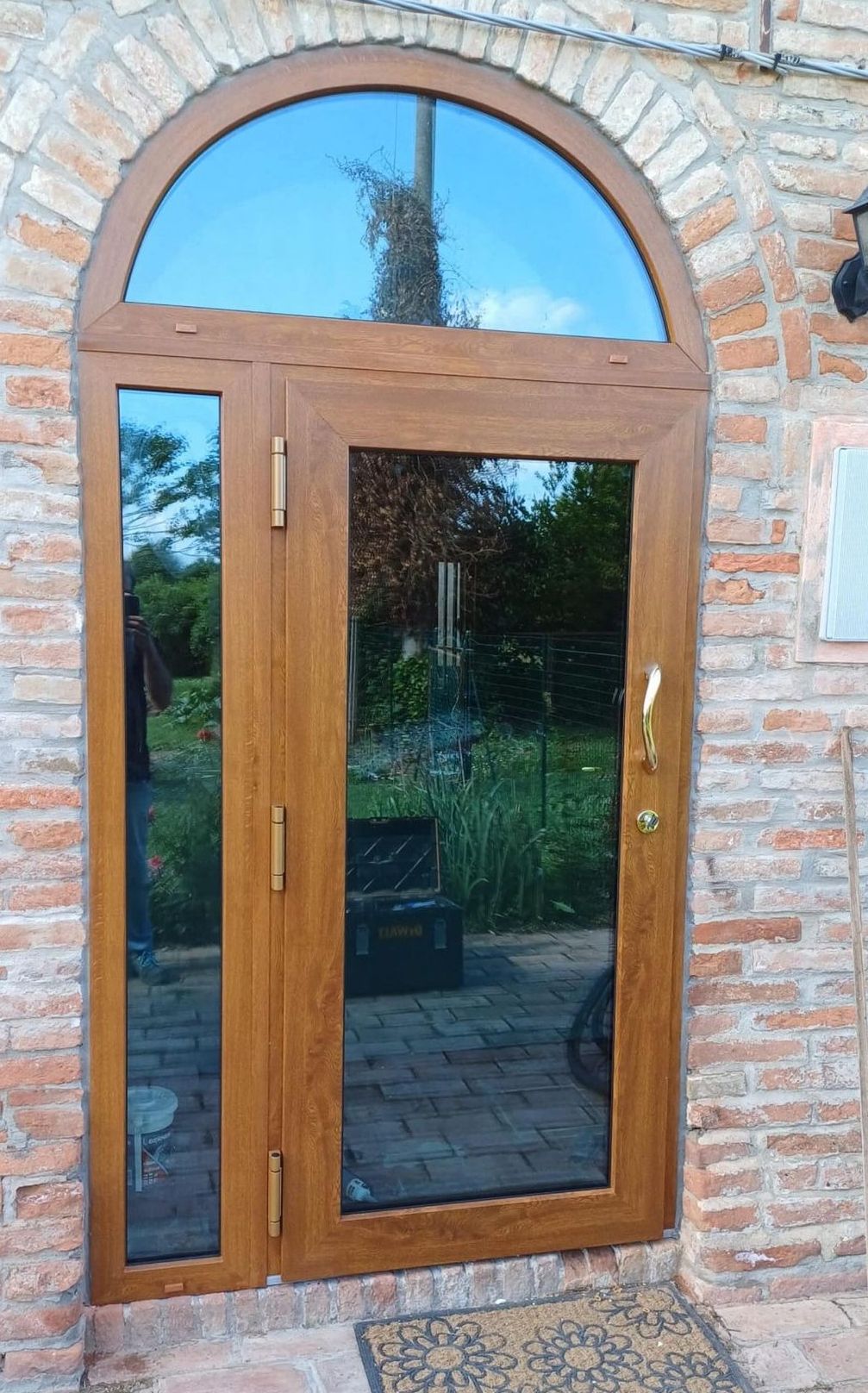 porta di ingresso vetrata ad arco